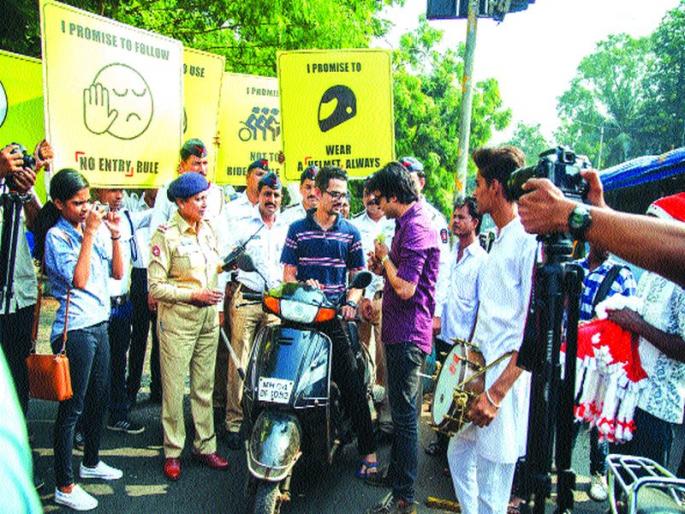 Thane: Welcome to the traffic converting traffic rules, innovation of traffic police | ठाणे : वाहतूक नियम मोडणा-यांचे ढोलताशात स्वागत, वाहतूक पोलिसांचा अभिनव उपक्रम Thane: Welcome to the traffic converting traffic rules, innovation of traffic police | ठाणे : वाहतूक नियम मोडणा-यांचे ढोलताशात स्वागत, वाहतूक पोलिसांचा अभिनव उपक्रम