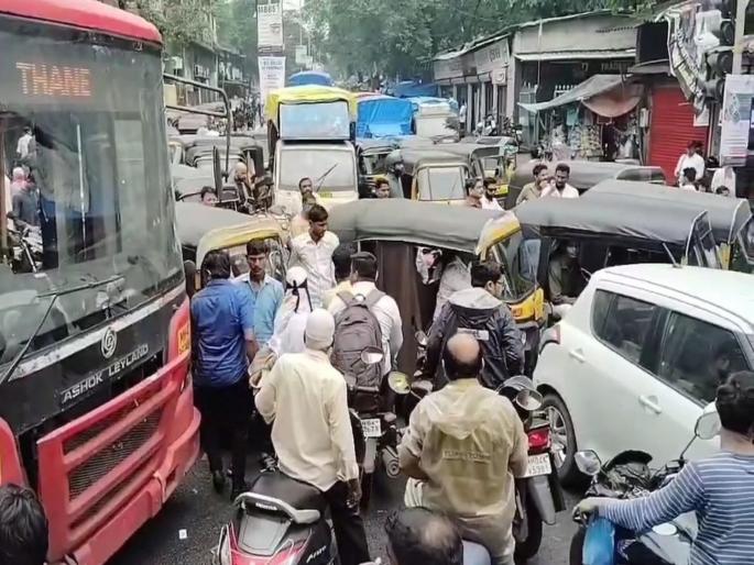 Massive traffic jam in Bhiwandi; Confused passengers along with drivers  | भिवंडीत प्रचंड वाहतूक कोंडी; वाहन चालकांसह प्रवासी हैराण  Massive traffic jam in Bhiwandi; Confused passengers along with drivers  | भिवंडीत प्रचंड वाहतूक कोंडी; वाहन चालकांसह प्रवासी हैराण