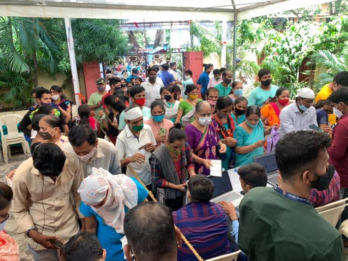 Thane Crowds at vaccination centers Two Shiv Sena workers clashed at Shivai Nagar center | ठाणे : लसीकरण केंद्रावर गर्दीच गर्दी; शिवाई नगर केंद्रावर शिवसेनेचे दोन पदाधिकारी आपसात भिडले Thane Crowds at vaccination centers Two Shiv Sena workers clashed at Shivai Nagar center | ठाणे : लसीकरण केंद्रावर गर्दीच गर्दी; शिवाई नगर केंद्रावर शिवसेनेचे दोन पदाधिकारी आपसात भिडले