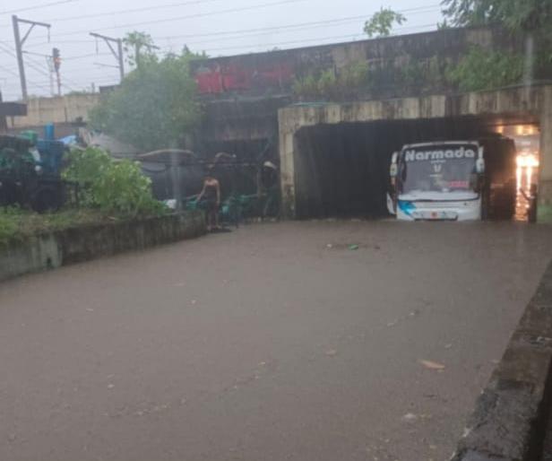 rain lashed thane district the doors of bhatsa dam were opened | ठाणे जिल्ह्याला पावसाने झोडपले; भातसाचे दरवाजे उघडले rain lashed thane district the doors of bhatsa dam were opened | ठाणे जिल्ह्याला पावसाने झोडपले; भातसाचे दरवाजे उघडले