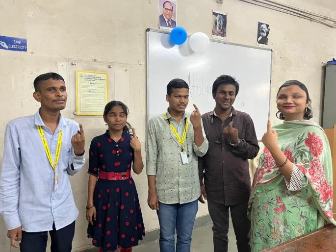 Blind voters experienced real voting in Thane College | अंध मतदारांनी ठाणे कॉलेजमध्ये घेतला प्रत्यक्ष मतदानाचा अनुभव! Blind voters experienced real voting in Thane College | अंध मतदारांनी ठाणे कॉलेजमध्ये घेतला प्रत्यक्ष मतदानाचा अनुभव!
