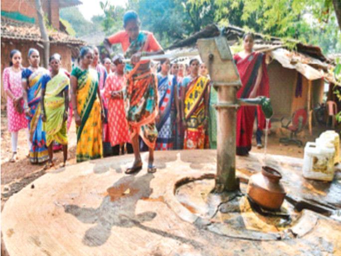 Tribal women living some distance from Mumbai Thane city have to struggle for drinking water | विदारक आणि भयंकर परिस्थिती; ठाण्याच्या जवळ राहतो मात्र घोटभर पाण्यासाठी जीव जातो Tribal women living some distance from Mumbai Thane city have to struggle for drinking water | विदारक आणि भयंकर परिस्थिती; ठाण्याच्या जवळ राहतो मात्र घोटभर पाण्यासाठी जीव जातो