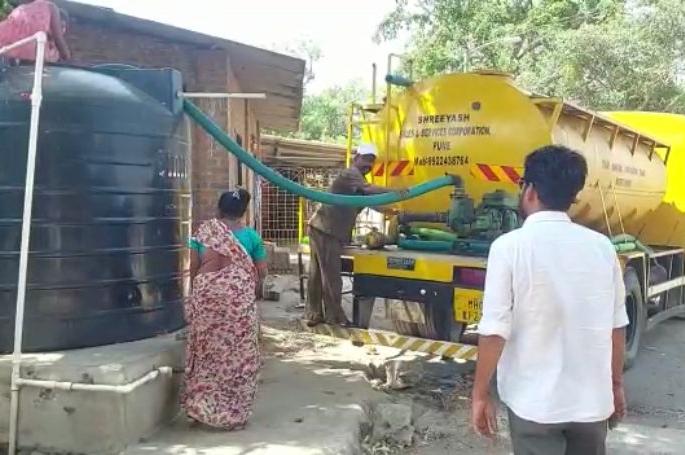 abundant water for hotels and bungalows in yeoor in thane but tribal padas are worried due to water scarcity | ठाण्यातील येऊर मध्ये हॉटेल,बंगल्याना मुबलक पाणी ; मात्र आदिवासी पाडे पाण्याच्या टंचाईमुळे व्याकुळ  abundant water for hotels and bungalows in yeoor in thane but tribal padas are worried due to water scarcity | ठाण्यातील येऊर मध्ये हॉटेल,बंगल्याना मुबलक पाणी ; मात्र आदिवासी पाडे पाण्याच्या टंचाईमुळे व्याकुळ