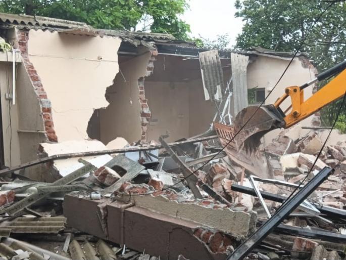 Encroachment of houses on 12 acres in Pankhanda forest of Yeur | येऊरच्या पानखंडा जंगलातील १२ एक्करवरील घरांचे अतिक्रमण जमीनदोस्त Encroachment of houses on 12 acres in Pankhanda forest of Yeur | येऊरच्या पानखंडा जंगलातील १२ एक्करवरील घरांचे अतिक्रमण जमीनदोस्त