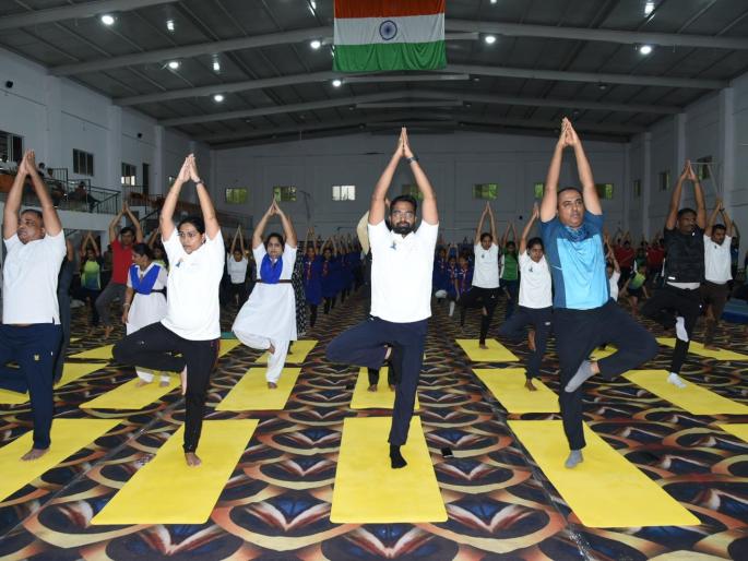 365 days of yoga is a must says ceo rohan ghuge | ३६५ दिवस योग करणे गरजेचे: सीईओ घुगे, आंतरराष्ट्रीय याेग दिन साजरा 365 days of yoga is a must says ceo rohan ghuge | ३६५ दिवस योग करणे गरजेचे: सीईओ घुगे, आंतरराष्ट्रीय याेग दिन साजरा