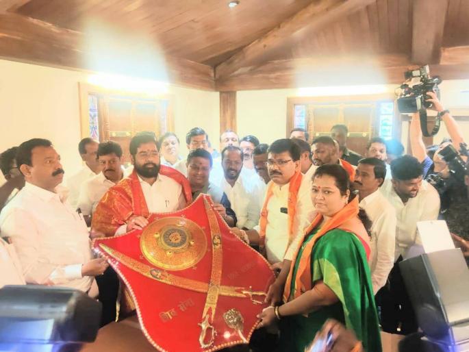 Thane Zilla Parishad members have publicly joined Balasaheb's Shiv Sena in the presence of the Chief Minister | मुख्यमंत्र्यांच्या उपस्थितीत ठाणे जिल्हा परिषद सदस्यांचा बाळासाहेबांच्या शिवसेनेत जाहीर प्रवेश Thane Zilla Parishad members have publicly joined Balasaheb's Shiv Sena in the presence of the Chief Minister | मुख्यमंत्र्यांच्या उपस्थितीत ठाणे जिल्हा परिषद सदस्यांचा बाळासाहेबांच्या शिवसेनेत जाहीर प्रवेश