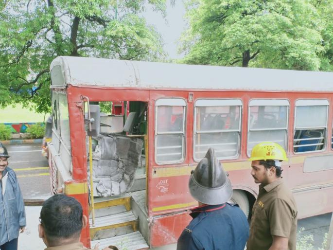 TMT bus caught fire in Thane, 45 passengers escaped safely | ठाण्यात टीएमटी बसला अचानक आग लागली, ४५ प्रवासी सुखरूप बचावले TMT bus caught fire in Thane, 45 passengers escaped safely | ठाण्यात टीएमटी बसला अचानक आग लागली, ४५ प्रवासी सुखरूप बचावले