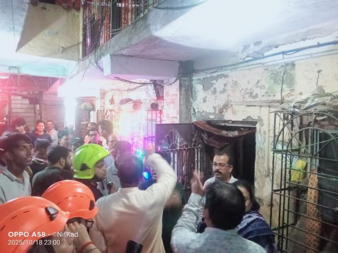 Slab of Dharma Niwas Chawl collapses on ground floor in Kalwa; Couple injured | कळव्यात धर्मा निवास चाळीचा स्लॅब तळमजल्यावर कोसळला; दाम्पत्य जखमी
