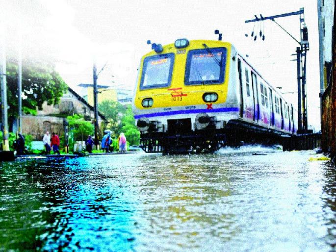 The rain started in 'Dandi' yatra, Thane and Kalwa railway stations | पावसाने घडवली ‘दांडी’यात्रा, ठाणे, कळवा रेल्वेस्थानकांत पाणीचपाणी  The rain started in 'Dandi' yatra, Thane and Kalwa railway stations | पावसाने घडवली ‘दांडी’यात्रा, ठाणे, कळवा रेल्वेस्थानकांत पाणीचपाणी