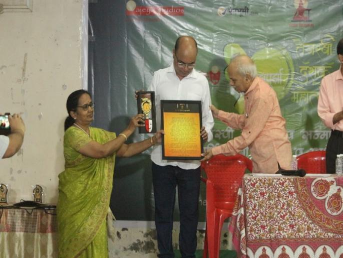 Dr. Kshitij Kulkarni was awarded 'Natya Shri' award | डॉ. क्षितिज कुलकर्णी यांना नाट्य श्री' पुरस्कार प्रदान Dr. Kshitij Kulkarni was awarded 'Natya Shri' award | डॉ. क्षितिज कुलकर्णी यांना नाट्य श्री' पुरस्कार प्रदान