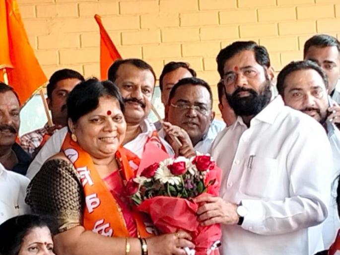 Shiv Sena Thackeray faction defected in Ulhasnagar Former corporator Jyoti joined the Shinde group | उल्हासनगरात शिवसेना ठाकरे गटाला गळती; माजी नगरसेविका ज्योती माने शिंदे गटाच्या गळाला Shiv Sena Thackeray faction defected in Ulhasnagar Former corporator Jyoti joined the Shinde group | उल्हासनगरात शिवसेना ठाकरे गटाला गळती; माजी नगरसेविका ज्योती माने शिंदे गटाच्या गळाला