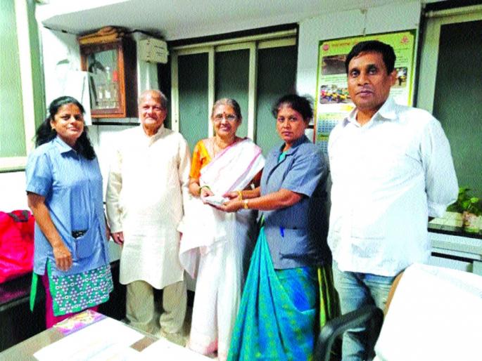 Older couple get lost bag within hour, Thane Railway administration cautions | वयोवृद्ध दाम्पत्यास तासाभरात हरवलेली बॅग मिळाली, ठाणे रेल्वे प्रशासनाची खबरदारी