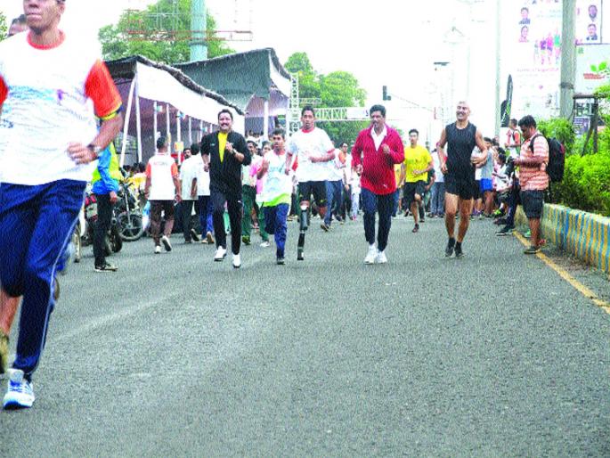 Yuvraj Theatle won the marathon of the year | युवराज थेटले ठरला वर्षा मॅरेथॉनचा विजेता Yuvraj Theatle won the marathon of the year | युवराज थेटले ठरला वर्षा मॅरेथॉनचा विजेता