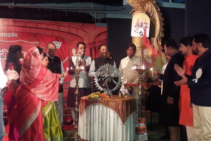 The beginning of youth drama | अमळनेर येथे दोन दिवसीय युवा नाट्य-साहित्य संमेलनास सुरुवात The beginning of youth drama | अमळनेर येथे दोन दिवसीय युवा नाट्य-साहित्य संमेलनास सुरुवात