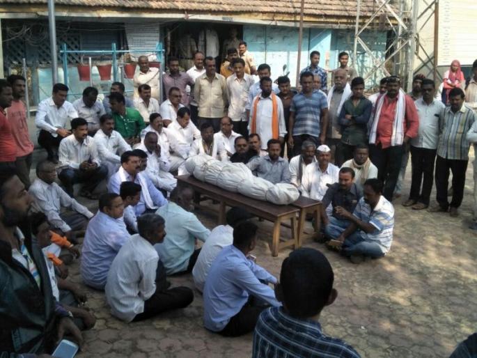 The body of a woman was found in the police station | बिबटय़ाच्या हल्यात ठार झालेल्या वरखेडे येथील महिलेचा मृतदेह पोलीस ठाण्यात The body of a woman was found in the police station | बिबटय़ाच्या हल्यात ठार झालेल्या वरखेडे येथील महिलेचा मृतदेह पोलीस ठाण्यात