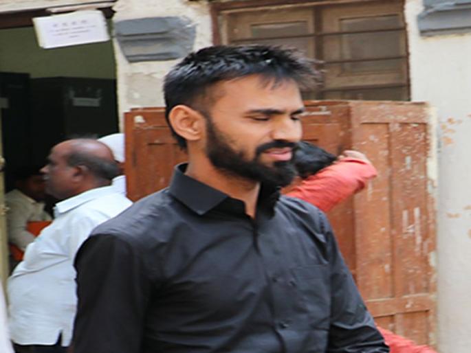 The builder of the Sakegaon wall collapsed for a long time | जळगाव जिल्ह्यात कोटय़वधीचा गंडा घालणा-या साकेगावच्या बिल्डरला झोडपले The builder of the Sakegaon wall collapsed for a long time | जळगाव जिल्ह्यात कोटय़वधीचा गंडा घालणा-या साकेगावच्या बिल्डरला झोडपले