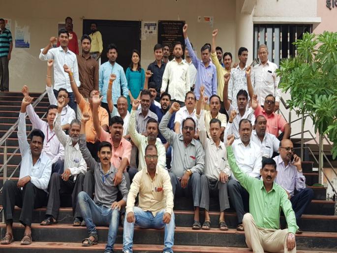 The contractor threatens the handicapped employee | ठेकेदाराकडून चोपडा नपाच्या अपंग कर्मचाऱ्यास धमकी, कर्मचाऱ्यांनी केले काम बंद The contractor threatens the handicapped employee | ठेकेदाराकडून चोपडा नपाच्या अपंग कर्मचाऱ्यास धमकी, कर्मचाऱ्यांनी केले काम बंद