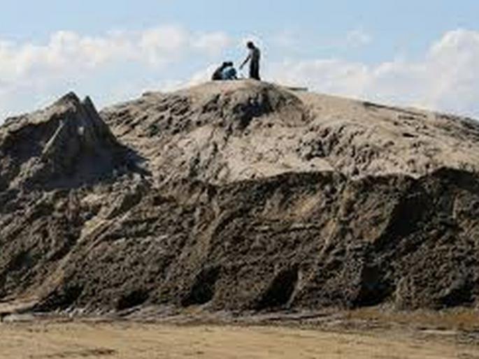 The death of a laborer by being crushed under a pile of sand | रेतीच्या ढिगाऱ्याखाली दबून मजुराचा मृत्यू The death of a laborer by being crushed under a pile of sand | रेतीच्या ढिगाऱ्याखाली दबून मजुराचा मृत्यू