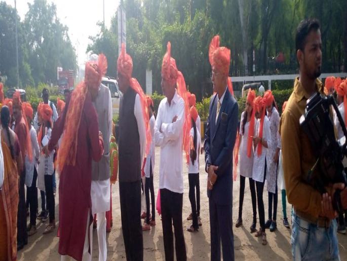 The first student literature meeting started in Jalgaon | पहिल्या विद्यार्थी साहित्य संमेलनास जळगावात उत्साहात प्रारंभ The first student literature meeting started in Jalgaon | पहिल्या विद्यार्थी साहित्य संमेलनास जळगावात उत्साहात प्रारंभ