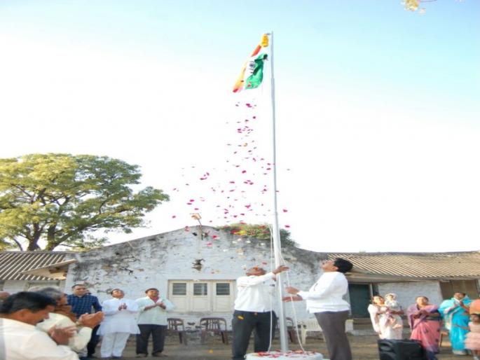 The flag hoisting took place after 10 years at the Sugar Factory | चाळीसगावला बेलगंगा सहकारी साखर कारखान्यावर दहा वर्षानंतर झाले ध्वजारोहण The flag hoisting took place after 10 years at the Sugar Factory | चाळीसगावला बेलगंगा सहकारी साखर कारखान्यावर दहा वर्षानंतर झाले ध्वजारोहण