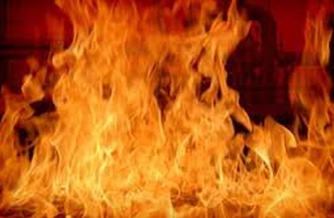 The house was set on fire for the reason the beer was not served | बिअरची बॉटल न दिल्याच्या कारणावरून पेटवून दिले घर The house was set on fire for the reason the beer was not served | बिअरची बॉटल न दिल्याच्या कारणावरून पेटवून दिले घर