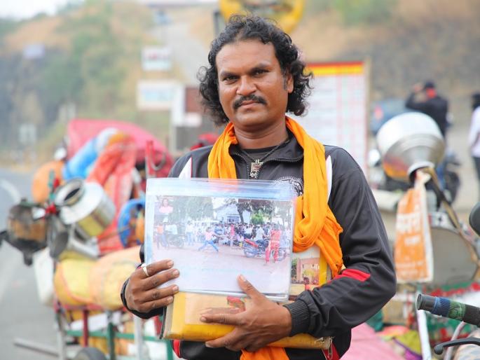 gafur bashir sayyad Chairs lifted by eyelids and van pulled by hair | डोळ्याच्या पापण्यांनी उचलल्या खुर्च्या अन् केसांनी ओढली व्हॅन...! gafur bashir sayyad Chairs lifted by eyelids and van pulled by hair | डोळ्याच्या पापण्यांनी उचलल्या खुर्च्या अन् केसांनी ओढली व्हॅन...!