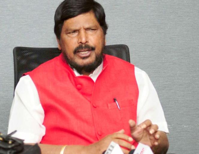 Ramdas Athavale released the aim of Republican unity | रामदास आठवले यांनी सोडला रिपब्लिकन ऐक्याचा नाद Ramdas Athavale released the aim of Republican unity | रामदास आठवले यांनी सोडला रिपब्लिकन ऐक्याचा नाद