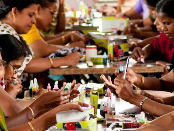 centers not awailable For sales The production of self help groups | बचत गटांच्या उत्पादन विक्रीसाठी केंद्रच नाहीत centers not awailable For sales The production of self help groups | बचत गटांच्या उत्पादन विक्रीसाठी केंद्रच नाहीत