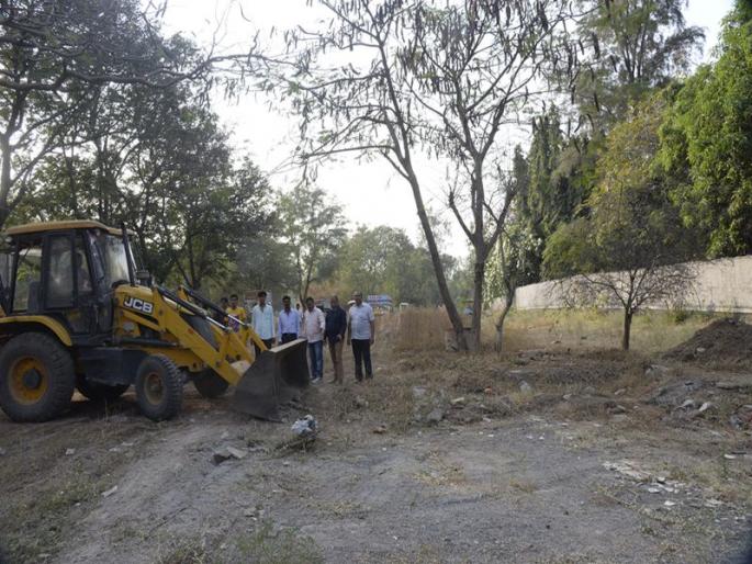 The proposed road in Jalgaon was interconnected by the Additional Commissioner | जळगावात प्रस्तावित रस्त्याची जागा अप्पर आयुक्तांनी परस्पर दिली हॉकर्सना