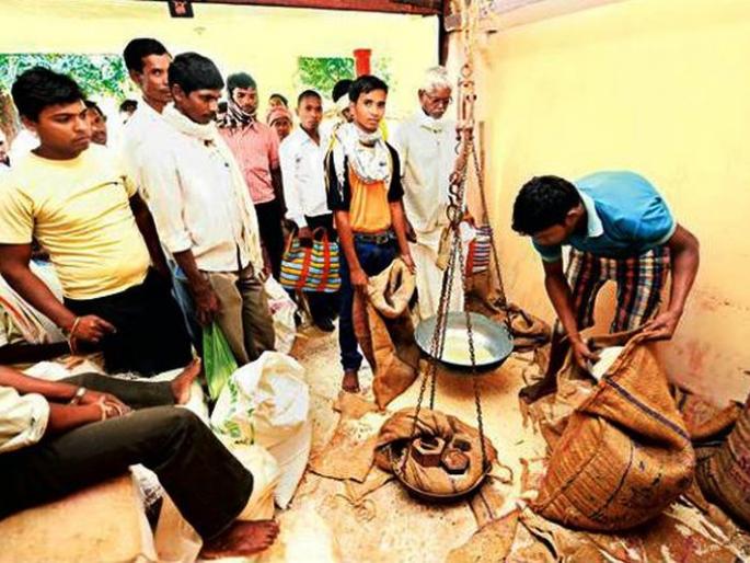 CoronaVirus: The ration grains will be distributed offline by March 31 | CoronaVirus : ३१ मार्चपर्यंत रेशन धान्याचे वितरण होणार ऑफलाईन पद्धतीने CoronaVirus: The ration grains will be distributed offline by March 31 | CoronaVirus : ३१ मार्चपर्यंत रेशन धान्याचे वितरण होणार ऑफलाईन पद्धतीने