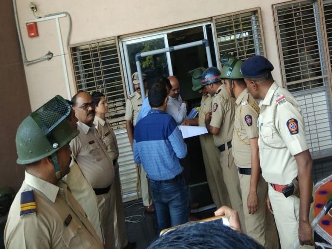 The representatives of the people denied admission | जळगावात मुख्यमंत्र्यांच्या बैठकीस लोकप्रतिनिधींना प्रवेश नाकारले, पालकमंत्र्याच्या संदेशानंतर मिळाला प्रवेश The representatives of the people denied admission | जळगावात मुख्यमंत्र्यांच्या बैठकीस लोकप्रतिनिधींना प्रवेश नाकारले, पालकमंत्र्याच्या संदेशानंतर मिळाला प्रवेश