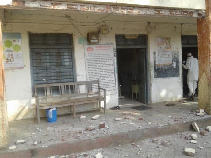The slab of the building collapsed | धरणगाव तालुक्यातील नांदेड प्राथमिक आरोग्य केंद्र इमारतीचा स्लॅब कोसळला The slab of the building collapsed | धरणगाव तालुक्यातील नांदेड प्राथमिक आरोग्य केंद्र इमारतीचा स्लॅब कोसळला