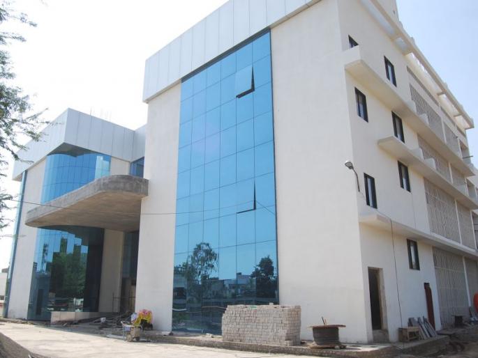 The struggle to complete the work of the airconditioned theater in Jalgaon City by December 31 | जळगाव शहरातील बंदिस्त नाट्यगृहाचे काम ३१ डिसेंबरपर्यंत पूर्ण करण्याची धडपड The struggle to complete the work of the airconditioned theater in Jalgaon City by December 31 | जळगाव शहरातील बंदिस्त नाट्यगृहाचे काम ३१ डिसेंबरपर्यंत पूर्ण करण्याची धडपड