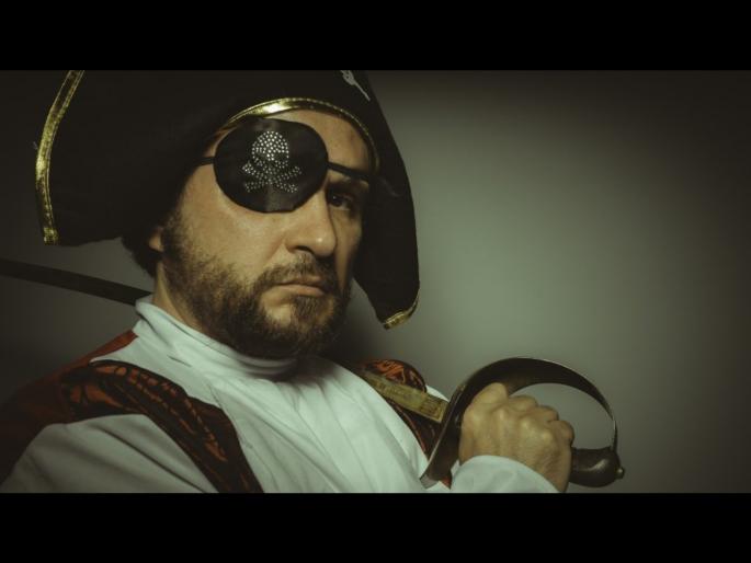 Why do pirates wear black bands on their eyes know about interesting facts behind it | समुद्री डाकू आपल्या एका डोळ्यावर पट्टी का बांधतात? जाणून घ्या कारण... Why do pirates wear black bands on their eyes know about interesting facts behind it | समुद्री डाकू आपल्या एका डोळ्यावर पट्टी का बांधतात? जाणून घ्या कारण...