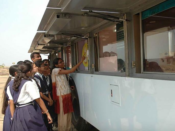 The University's 'science chariot' has been stuck for two years | विद्यापीठाचा ‘विज्ञान रथ’ दोन वर्षापासून अडगळीत The University's 'science chariot' has been stuck for two years | विद्यापीठाचा ‘विज्ञान रथ’ दोन वर्षापासून अडगळीत