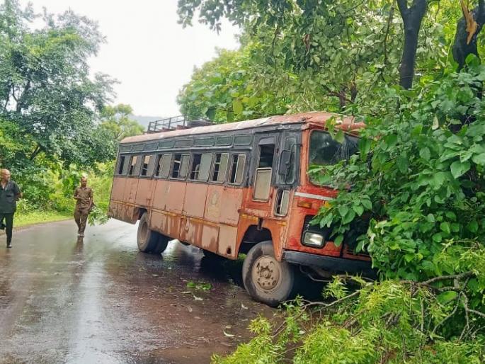 Driver loses control ST bus hits tree near Janugadewadi Satara, 30 people including students injured | Satara: चालकाचा ताबा सुटून जानुगडेवाडीनजीक एसटी बसची झाडाला धडक, विद्यार्थ्यांसह ३० जण जखमी