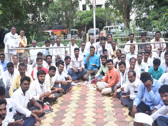 An eye-catching movement of swabhaimani by eating thecha-bakri | ठेचा-भाकरी खाऊन स्वाभिमानीचे लक्षवेधी आंदोलन An eye-catching movement of swabhaimani by eating thecha-bakri | ठेचा-भाकरी खाऊन स्वाभिमानीचे लक्षवेधी आंदोलन