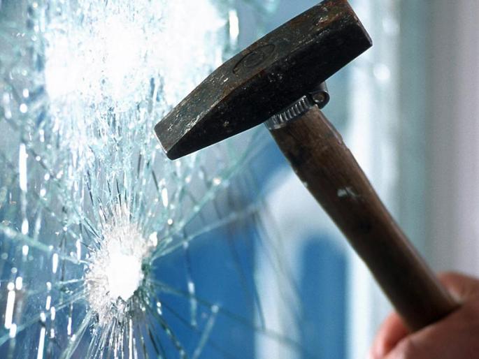 A scrap of glass and three lakhs theft at chakan | चाकण येथे स्कॉर्पिओ ची काच फोडून तीन लाख लुटले A scrap of glass and three lakhs theft at chakan | चाकण येथे स्कॉर्पिओ ची काच फोडून तीन लाख लुटले
