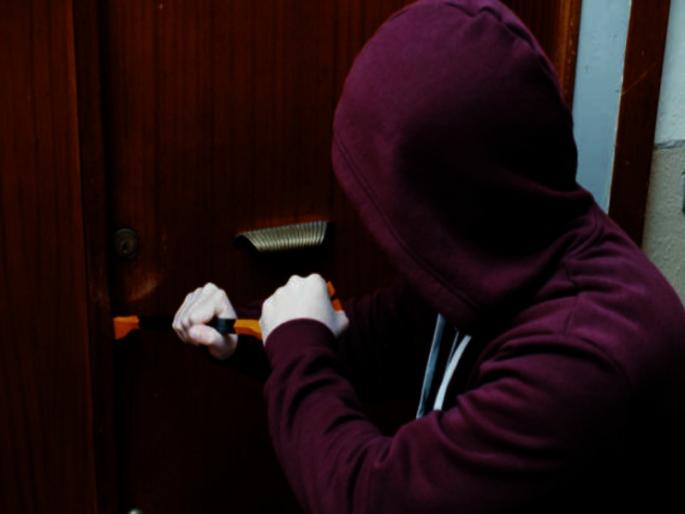 The thieves did not leave God Fifty six lakh stolen with ornaments entered the house | चोरटयांनी देवालाही नाही सोडले; घरात घुसून दागिन्यांसहित पावणेसहा लाख लंपास The thieves did not leave God Fifty six lakh stolen with ornaments entered the house | चोरटयांनी देवालाही नाही सोडले; घरात घुसून दागिन्यांसहित पावणेसहा लाख लंपास