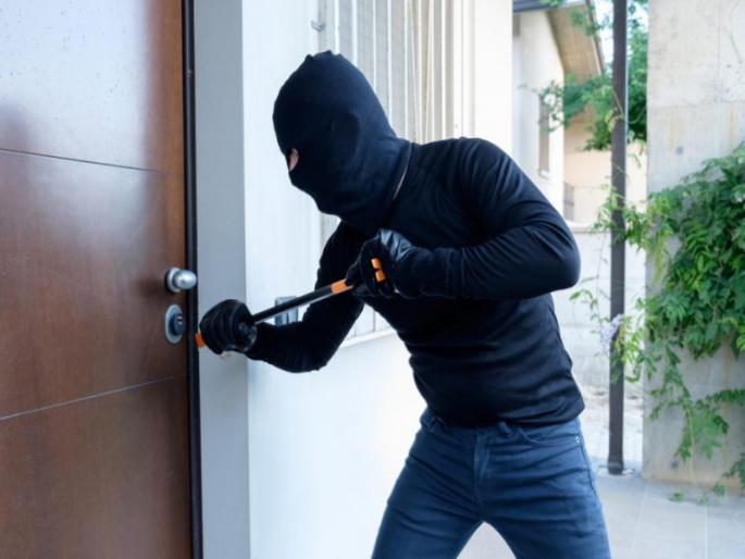 i will return looted money in month thief wrote note promising tamilnadu crime | "मला माफ करा, मी हे सर्व एका महिन्यात..."; चोरी केल्यावर चोराने लिहिली चिठ्ठी, दिलं वचन i will return looted money in month thief wrote note promising tamilnadu crime | "मला माफ करा, मी हे सर्व एका महिन्यात..."; चोरी केल्यावर चोराने लिहिली चिठ्ठी, दिलं वचन