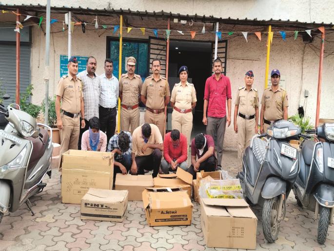 Friends turned out to be thieves! He stole by himself and filed a complaint with his friend at the police station | मित्रच निघाले चोर ! स्वत:च चोरी करून मित्रासोबत ठाण्यात तक्रार देण्यासही हजर Friends turned out to be thieves! He stole by himself and filed a complaint with his friend at the police station | मित्रच निघाले चोर ! स्वत:च चोरी करून मित्रासोबत ठाण्यात तक्रार देण्यासही हजर