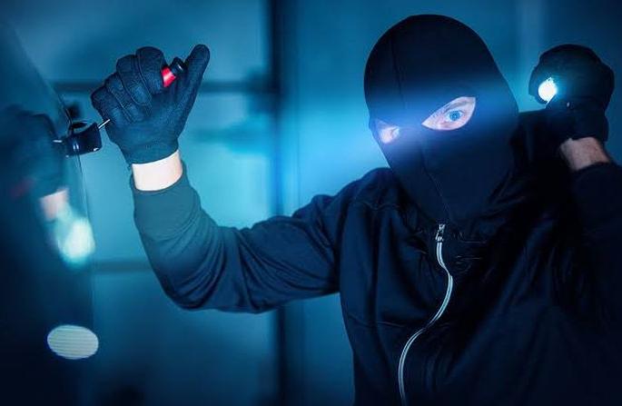 Thept s at a closed house; five lakhs stolen | बंद घरावर चोरट्यांचा डल्ला; पाच लाखांचा ऐवज लंपास Thept s at a closed house; five lakhs stolen | बंद घरावर चोरट्यांचा डल्ला; पाच लाखांचा ऐवज लंपास