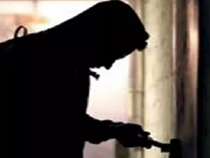 Woman tied to window and robbed of jewellery in Varkute Malvadi Man taluka satara | Satara: महिलेला खिडकीला बांधून घरावर सशस्त्र दरोडा, चौदा शेळ्या-करडांसह दागिन्यांची चोरी Woman tied to window and robbed of jewellery in Varkute Malvadi Man taluka satara | Satara: महिलेला खिडकीला बांधून घरावर सशस्त्र दरोडा, चौदा शेळ्या-करडांसह दागिन्यांची चोरी
