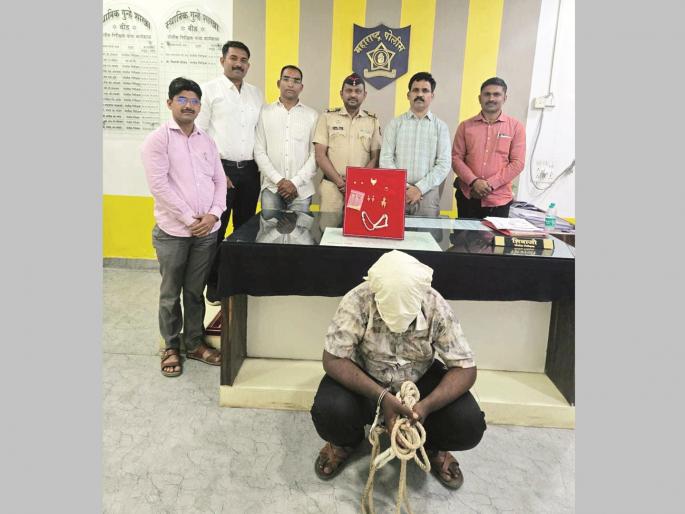 Ahilyanagar's father and mother inspect closed houses in Beed during the day, break into houses at night; child handcuffed | अहिल्यानगरच्या बाप-लेकाची बीडमध्ये दिवसा बंद घरांची पाहणी, रात्री घरफोडी; मुलाला बेड्या Ahilyanagar's father and mother inspect closed houses in Beed during the day, break into houses at night; child handcuffed | अहिल्यानगरच्या बाप-लेकाची बीडमध्ये दिवसा बंद घरांची पाहणी, रात्री घरफोडी; मुलाला बेड्या