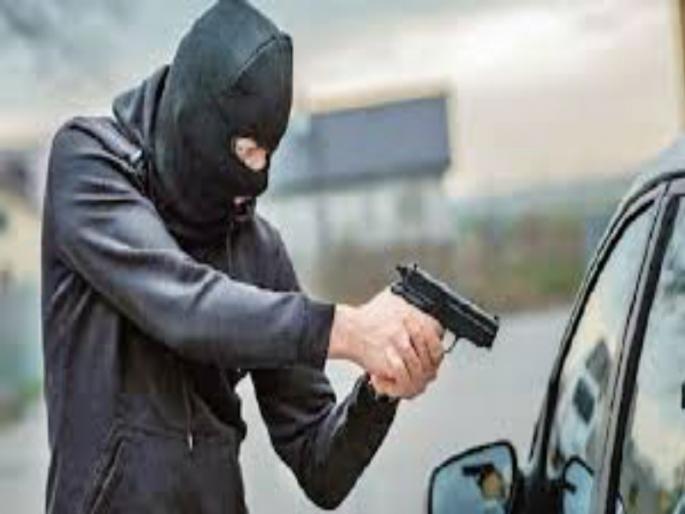 Fearing a gun, the doctor robbed the couple near the new Katraj tunnel | बंदुकीचा धाक दाखवून डॉक्टर दाम्पत्याला नवीन कात्रज बोगद्याजवळ लुबाडले Fearing a gun, the doctor robbed the couple near the new Katraj tunnel | बंदुकीचा धाक दाखवून डॉक्टर दाम्पत्याला नवीन कात्रज बोगद्याजवळ लुबाडले
