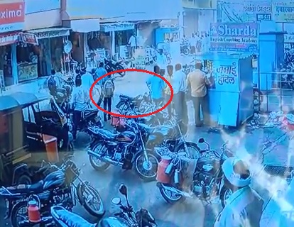 minor thieves stolne 2.5 lakhas bag of businessman in Gangakhed | दुचाकीच्या हँडलला लटकवलेली व्यापाऱ्याची अडीच लाख रुपयांची बॅग चोरट्यांनी पळविली minor thieves stolne 2.5 lakhas bag of businessman in Gangakhed | दुचाकीच्या हँडलला लटकवलेली व्यापाऱ्याची अडीच लाख रुपयांची बॅग चोरट्यांनी पळविली