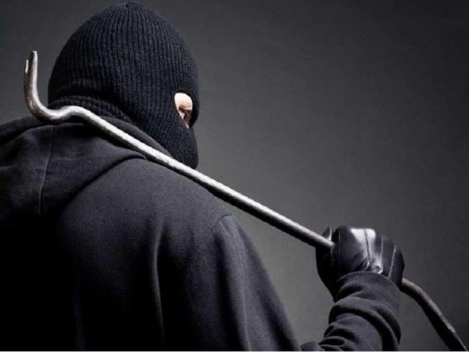 Buldana credit union bank robbery: Third accused surrenders before police, confesses to taking only Rs 10,000 from robbery | बुलडाणा पतसंस्था दरोडा : तिसऱ्या आरोपीची पोलिसांसमोर शरणागती, लुटीतून केवळ १० हजार घेतल्याची कबुली Buldana credit union bank robbery: Third accused surrenders before police, confesses to taking only Rs 10,000 from robbery | बुलडाणा पतसंस्था दरोडा : तिसऱ्या आरोपीची पोलिसांसमोर शरणागती, लुटीतून केवळ १० हजार घेतल्याची कबुली