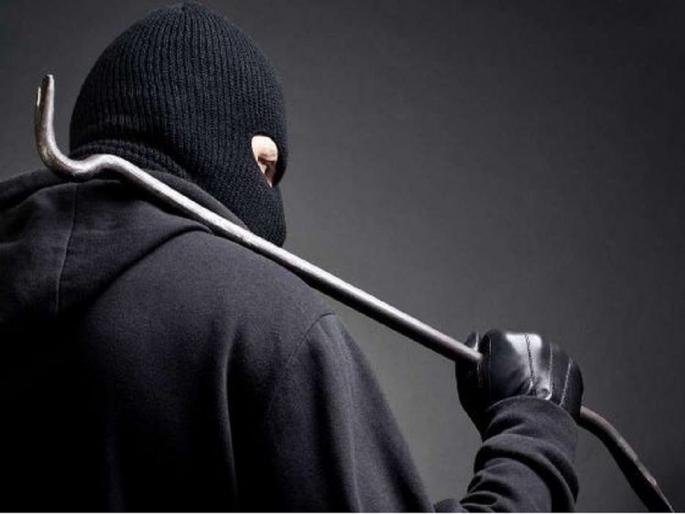 Sowing came, thieves marched; 15 lakh seeds were smashed by breaking the agricultural service center | पेरण्या आल्या, चोरट्यांचा मोर्चा वळला; कृषीसेवा केंद्र फोडून १५ लाखांचे बियाणे लंपास Sowing came, thieves marched; 15 lakh seeds were smashed by breaking the agricultural service center | पेरण्या आल्या, चोरट्यांचा मोर्चा वळला; कृषीसेवा केंद्र फोडून १५ लाखांचे बियाणे लंपास