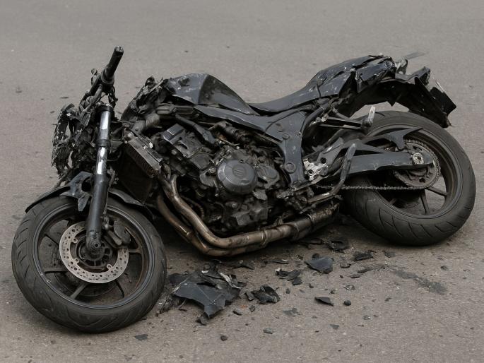 The motorcycle he stole cost him his life; Thief killed on Miraj Road, how did the accident happen? | जी मोटारसायकल चोरली, तिच्यावरच गेला जीव; मिरज रोडवर चोर ठार, कसा घडला अपघात? The motorcycle he stole cost him his life; Thief killed on Miraj Road, how did the accident happen? | जी मोटारसायकल चोरली, तिच्यावरच गेला जीव; मिरज रोडवर चोर ठार, कसा घडला अपघात?