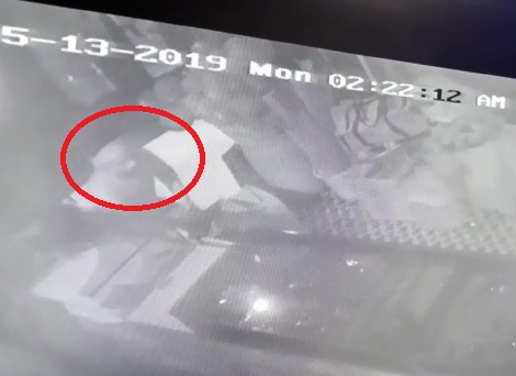 In Hingoli Seven shops robbed in one night | हिंगोलीत चोरट्यांचा धुमाकूळ; एकाच रात्रीत फोडली सात दुकाने In Hingoli Seven shops robbed in one night | हिंगोलीत चोरट्यांचा धुमाकूळ; एकाच रात्रीत फोडली सात दुकाने